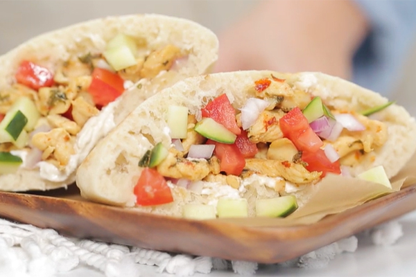 Пита с пряной курицей и йогуртовым соусом Пита с пряной курицей и йогуртовым соусом
